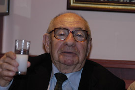 Rakı Adabını En İyi Bilen Adam Olarak Tanınan 90 Yaşındaki <b>Aydın Boysan</b>: ... - ayd%C4%B1n%20baba